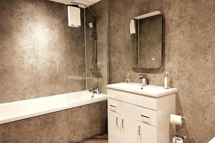 Lovely 3 Bedroom Apartment With Private Garden In Edinburgh City Centre Buitenkant foto